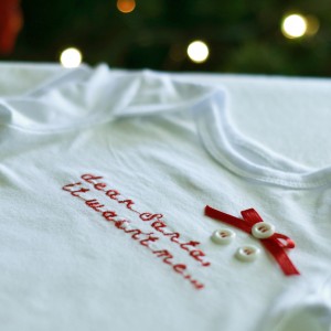 Βαμβακερό, μακρυμάνικο κορμάκι ή μπλουζάκι (για μωρά & παιδιά από 9 μηνών - 5 ετών), με κέντημα: 'dear Santa, it wasn't me...' σε μοναδική συσκευασία δώρου!