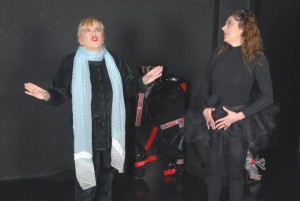 εικόνα από τη θεατρική παράσταση "Εγώ και ο Διάβολος-Μπέτυ Νταίηβις"