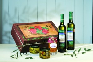 2ο Δώρο: ξύλινη κασετίνα με δύο φιάλες οίνος λευκός «ΔΟΚΙΜΕΣ ΒΑΣΙΛΕΙΟΥ», ένα βάζο πέστο μελιτζάνας, ένα βάζο πολτός πιπεριάς με μυζήθρα και ένα βάζο με γλυκό μανταρίνι ΗΔΙΣΤΟΝ