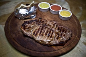 Μοσχαρίσια μπριζόλα με αφράτη ψητή πατάτα και τρεις χειροποίητες μουστάρδες