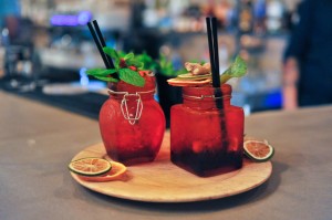 Ο διαγωνισμος χαριζει 3 διπλά Cocktails στο Chaplin Cocktail Bar