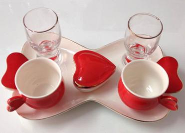 Διαγωνισμός για ένα σετ από κούπες σε σχήμα καρδιάς Διαγωνισμός για ένα σετ από κούπες σε σχήμα καρδιάς