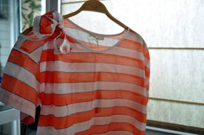 Διαγωνισμός με δώρο μια μπλούζα Suoli απο το Μιλάνο, που δένει στον ώμο και τον αφήνει ανοιχτό, τύπου Μπαρντό στυλ Διαγωνισμός με δώρο μια μπλούζα Suoli απο το Μιλάνο, που δένει στον ώμο και τον αφήνει ανοιχτό, τύπου Μπαρντό στυλ