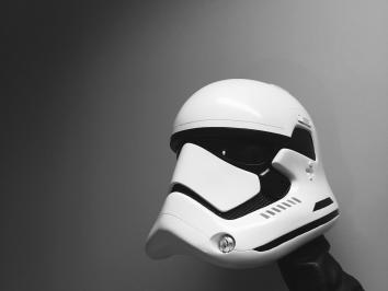 Διαγωνισμός με δώρο 1x official πραγματικού μεγέθους κράνος Stormtrooper και 5x αφίσες Star Wars: The Force Awakens
