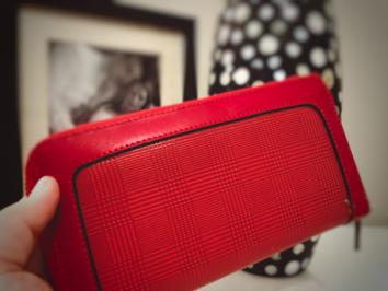 Διαγωνισμός για ένα κόκκινο γυναικείο πορτοφόλι