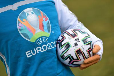 Διαγωνισμός με δώρο την επίσημη μπάλα του Euro, Δωροεπιταγές από καταστήματα αθλητικών Βιβλία,Αλμπουμ με αυτοκόλλητα Panini